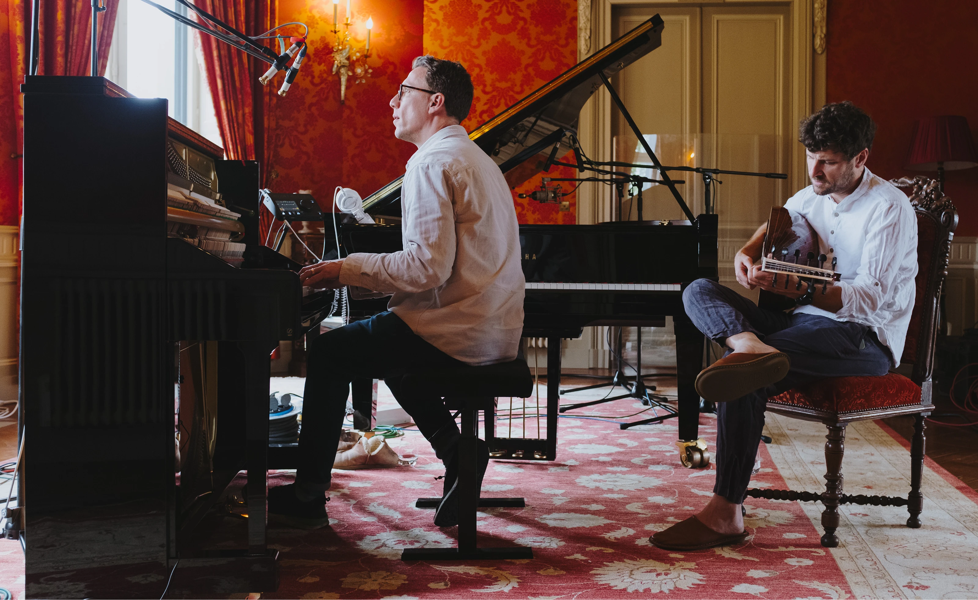 Bill Laurance au piano et Michael League à l’oud enregistrent Close to Home dans un salon du Château Palmer.