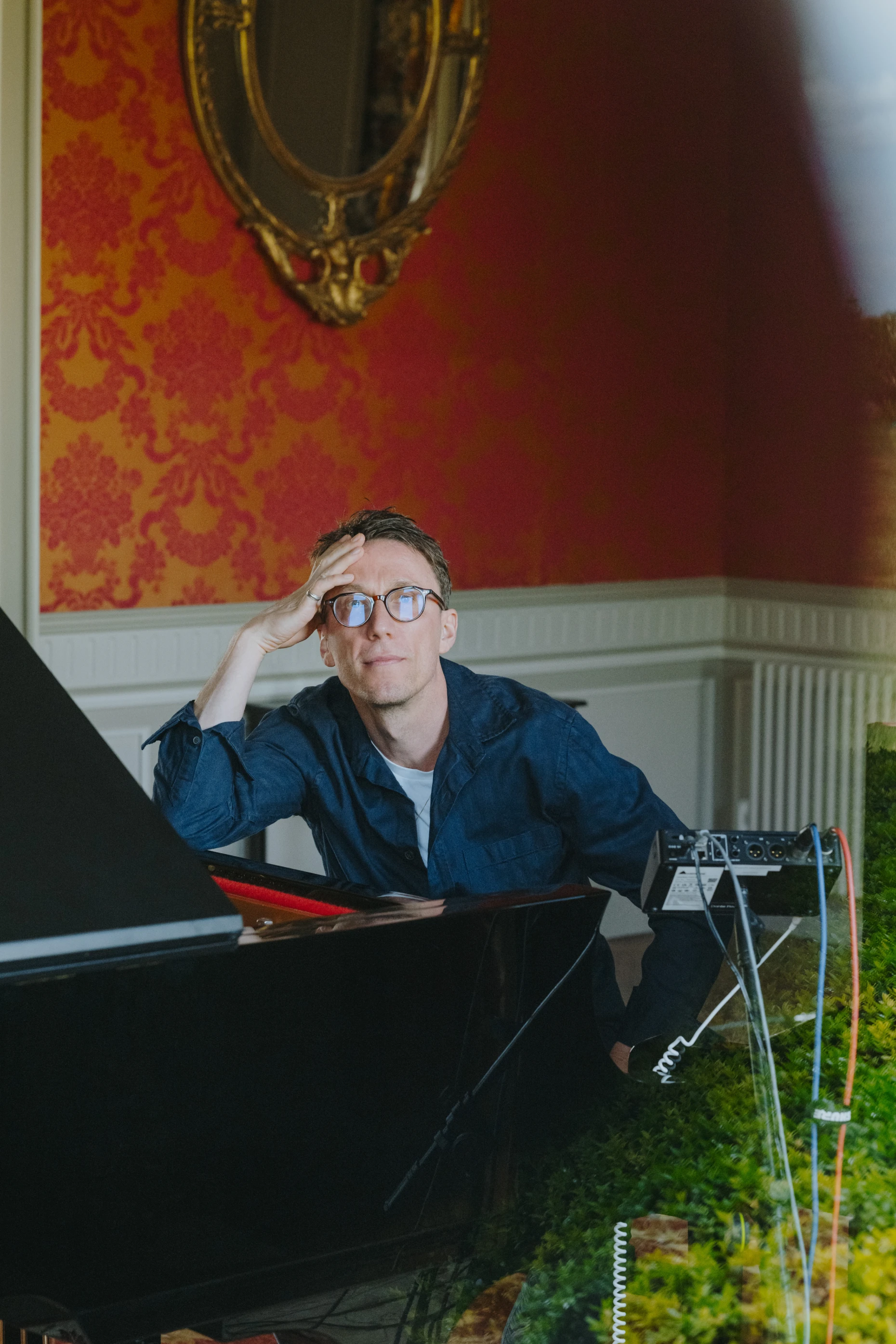 Bill Laurance au piano pendant l’enregistrement de Close to Home dans un salon du Château Palmer.