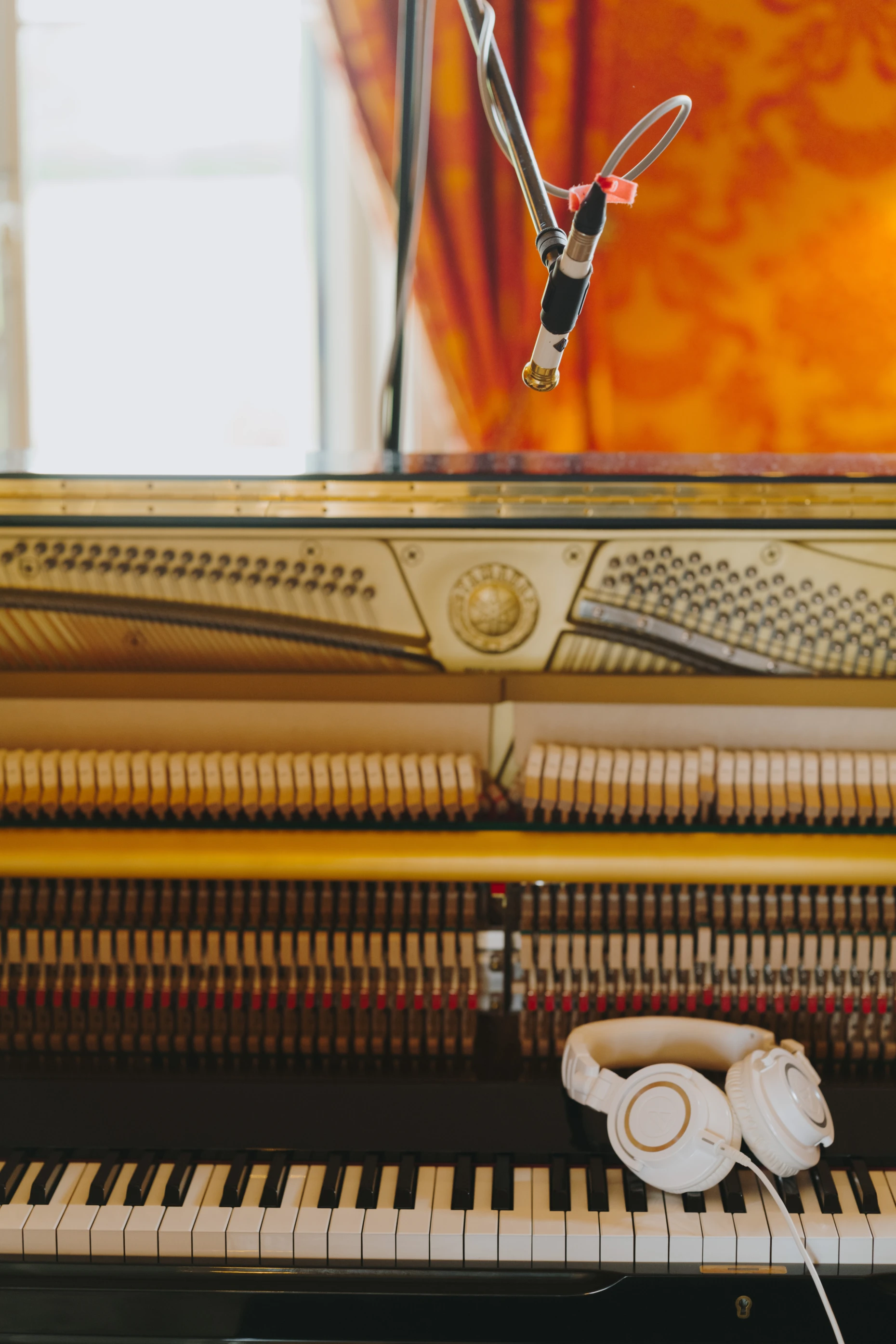 Un microphone et un casque installés autour du piano pendant l’enregistrement de Close to Home au Château Palmer.