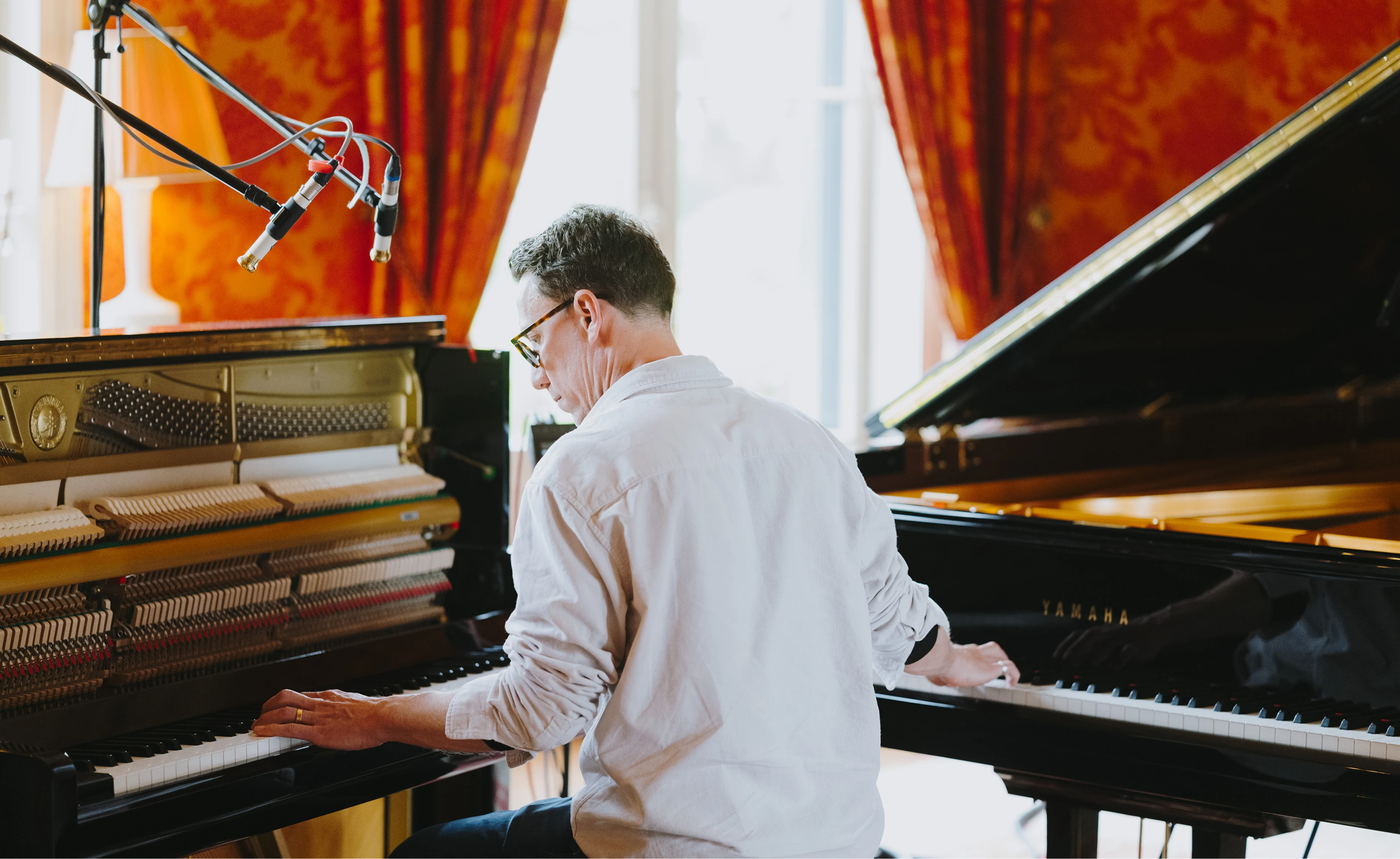 Bill Laurance joue simultanément sur deux pianos pendant l’enregistrement de Close to Home au Château Palmer.