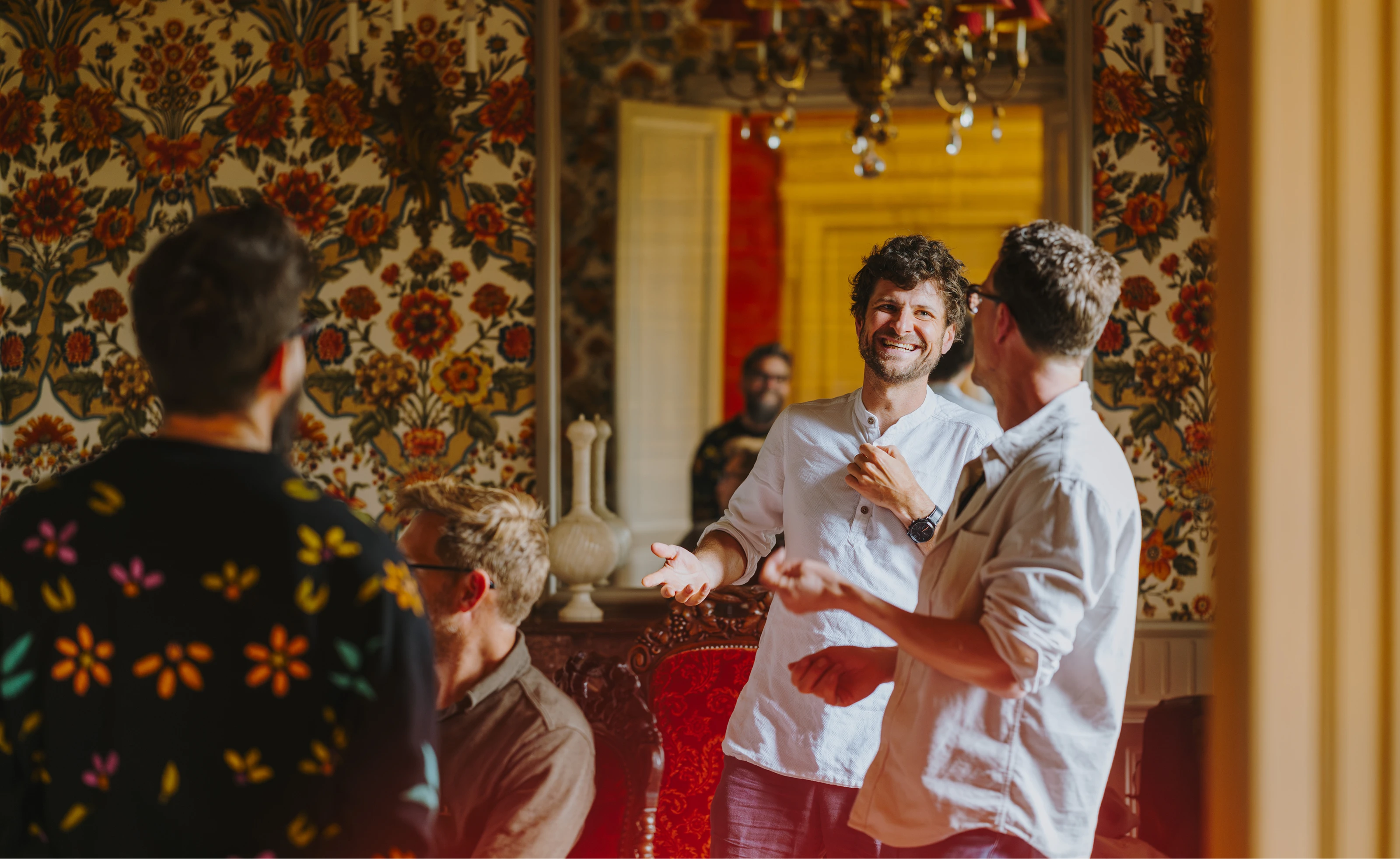 Michael League et Bill Laurance échangent avec l’équipe pendant l’enregistrement de Close to Home au Château Palmer.