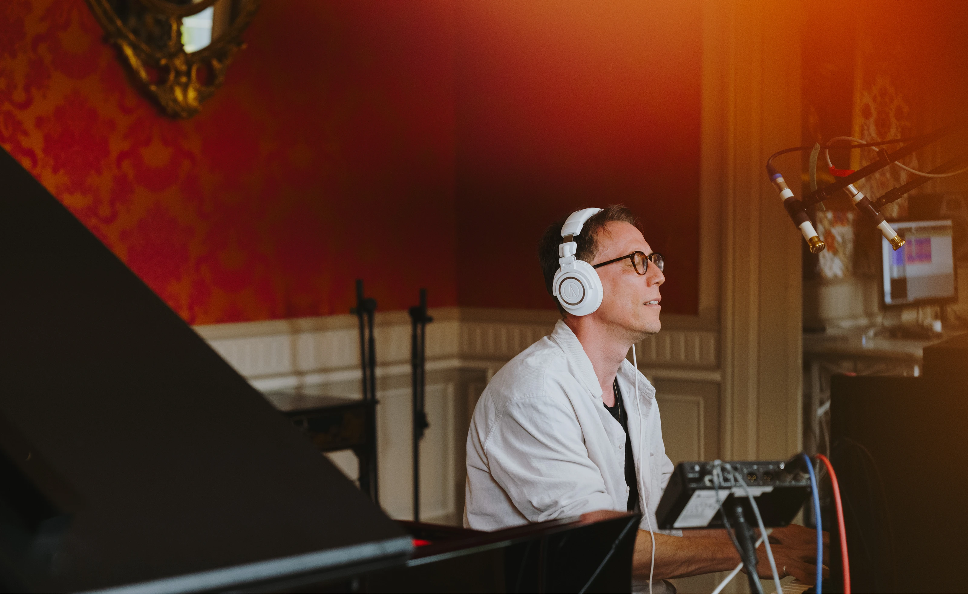 Bill Laurance au piano pendant l’enregistrement de Close to Home dans un salon du Château Palmer.