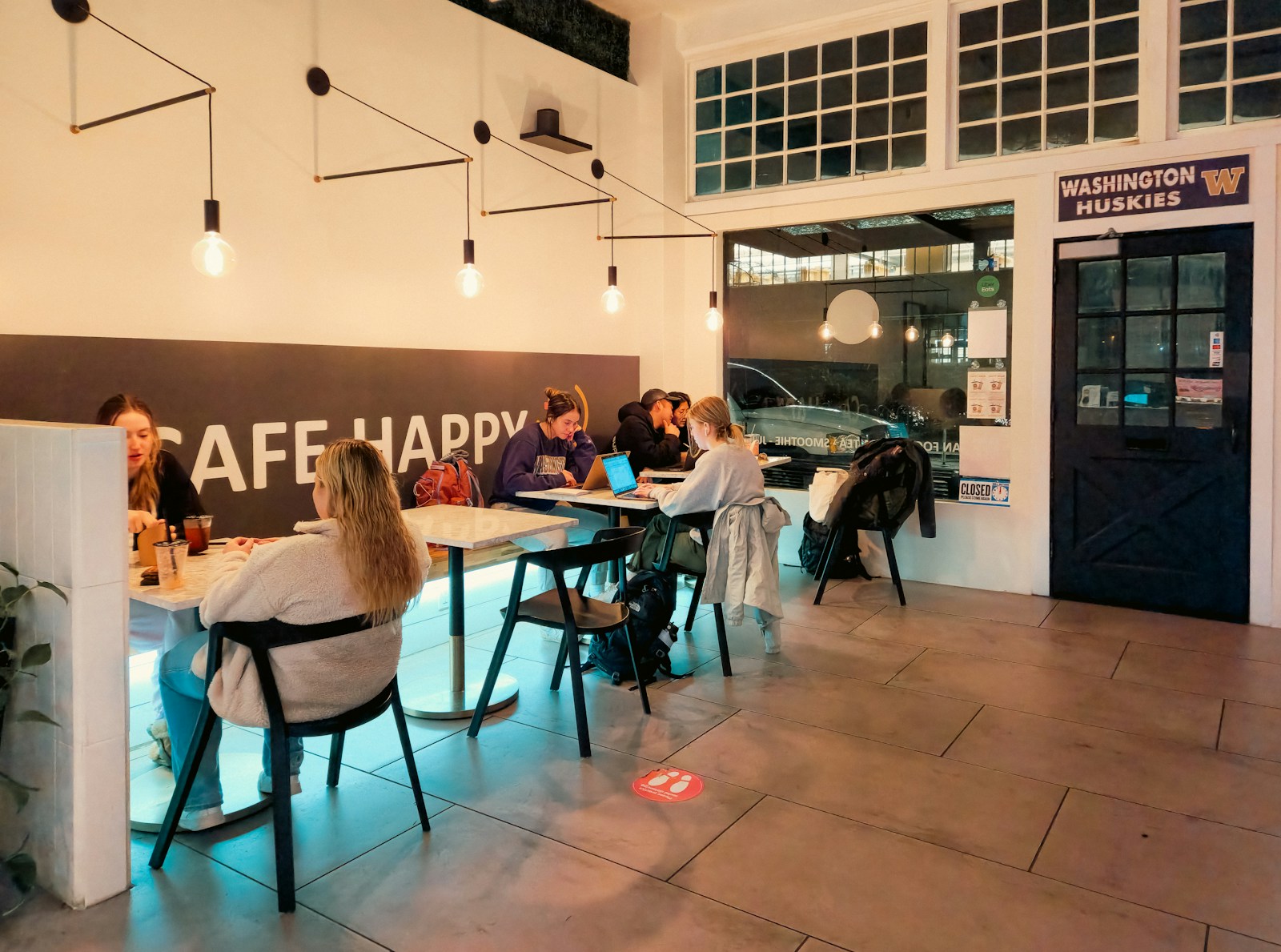 Personne travaillant sur un ordinateur portable dans un café à la lumière naturelle, illustrant la gestion défensive continue de la réputation en ligne d'un restaurant (photo Zoshua Colah via Unsplash)