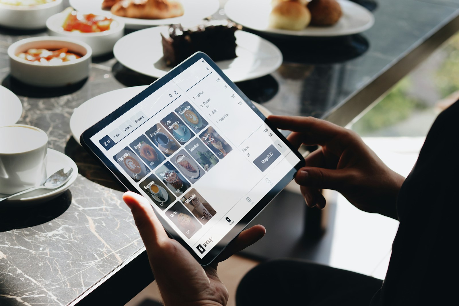 Restaurateur checkant sa fiche Google Business Profile depuis une tablette