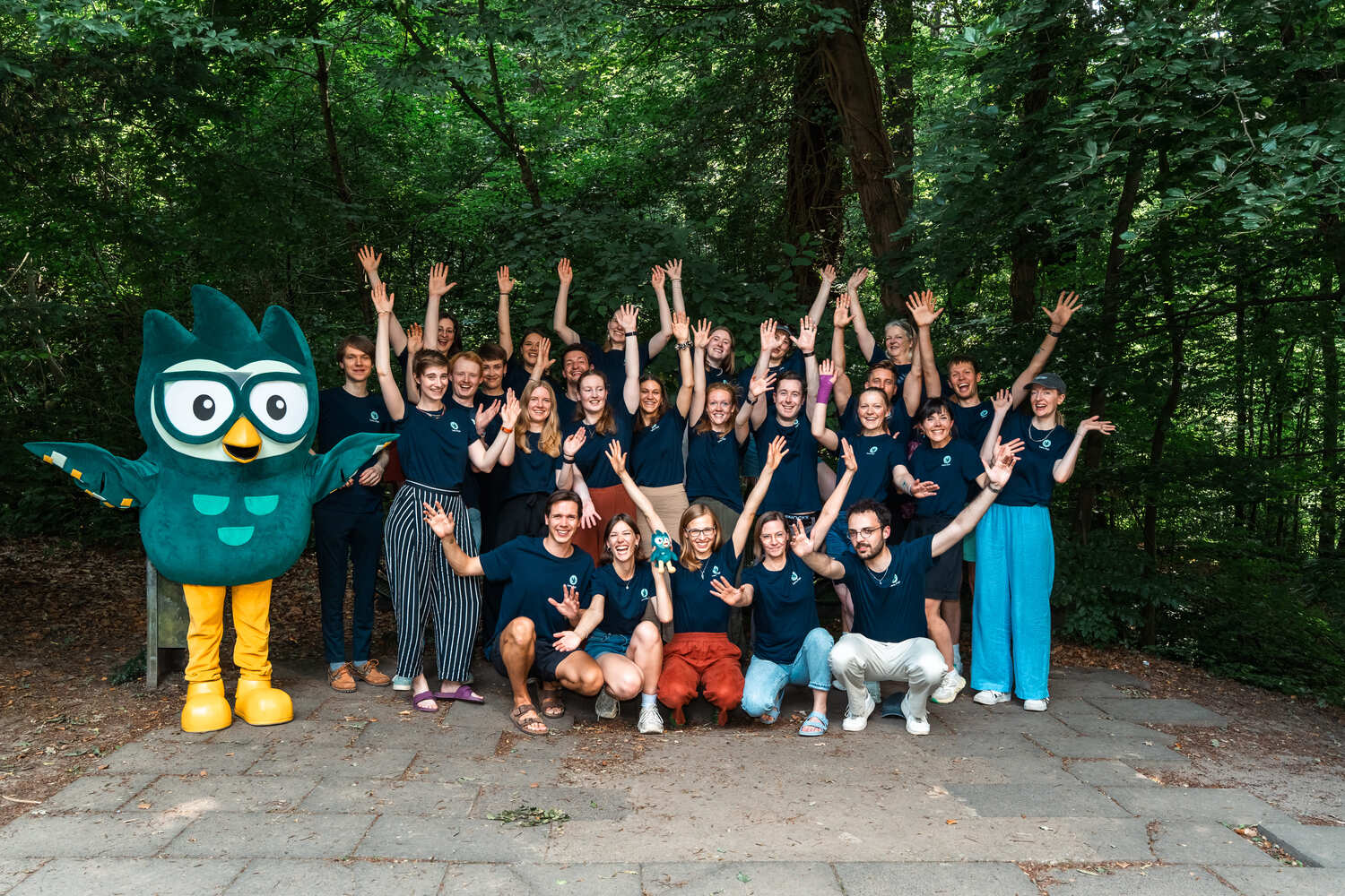 Gruppenfoto von Team und Maskottchen