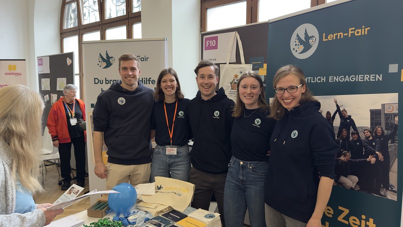 Gruppenfoto von Team auf der Messe