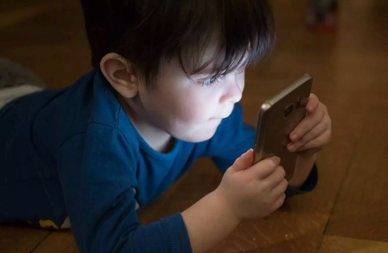 Da li je vaše dete previše na telefonu? Pogledajte šta kaže statistika
