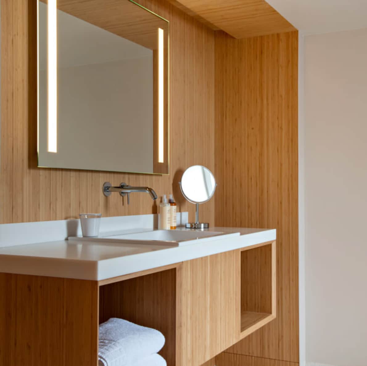 Vanity room with mirrors