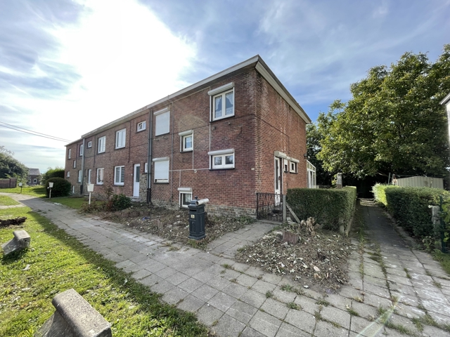 2021-007 Maison 3 façades avec cour et jardin non attenant.