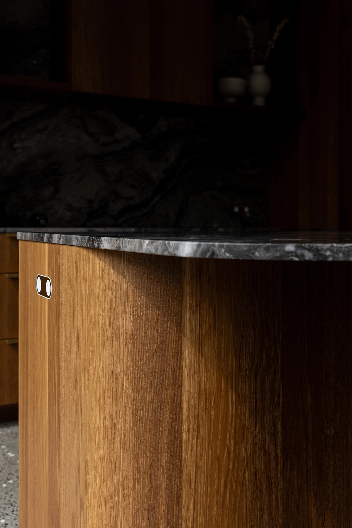 Warm smoked oak veneer curved joinery
