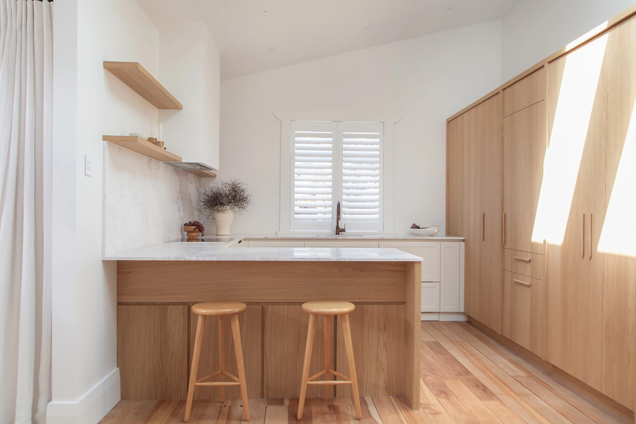 Natural oak veneer used for sophisticated kitchen joinery