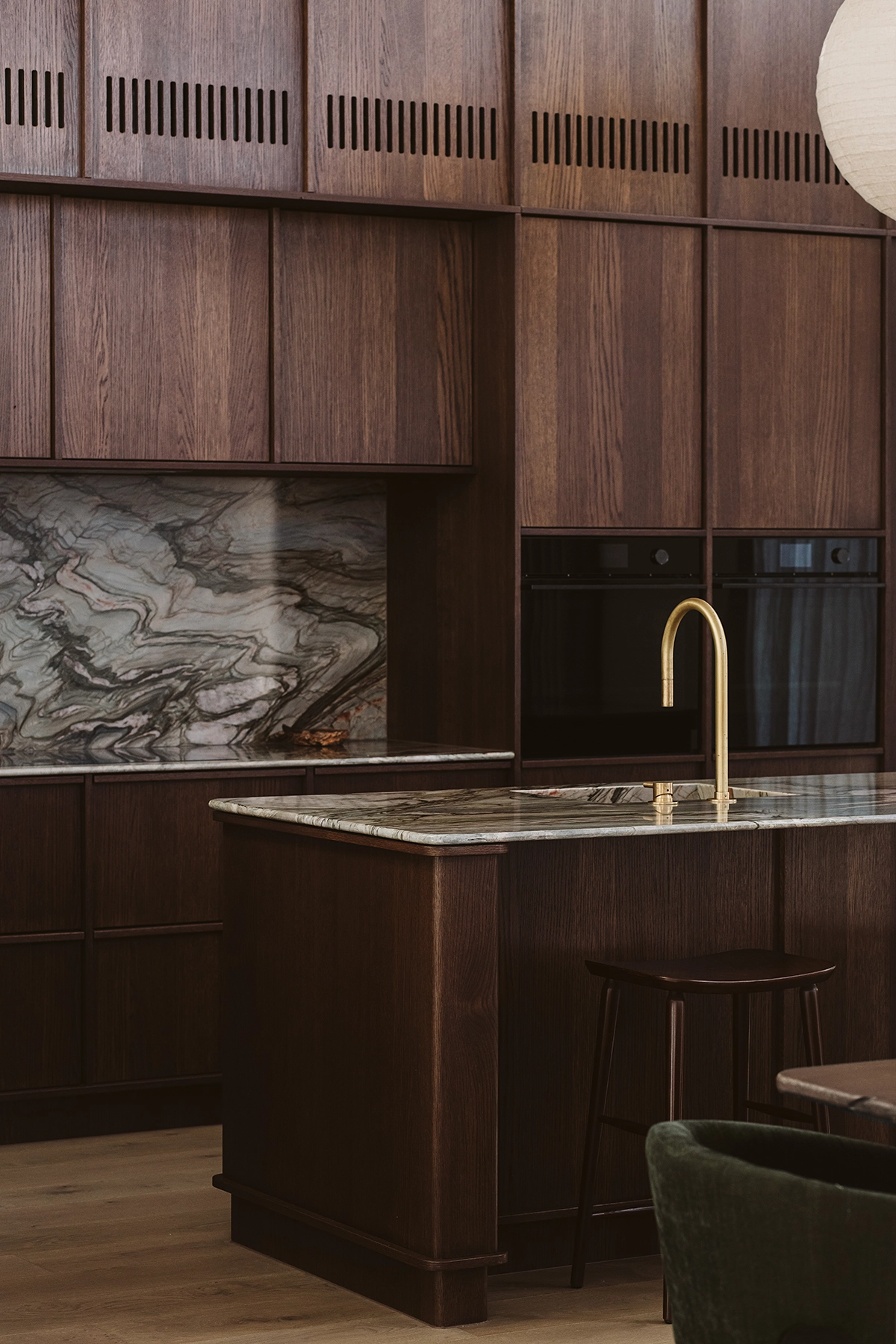Kitchen with integrated appliances in oak veneer