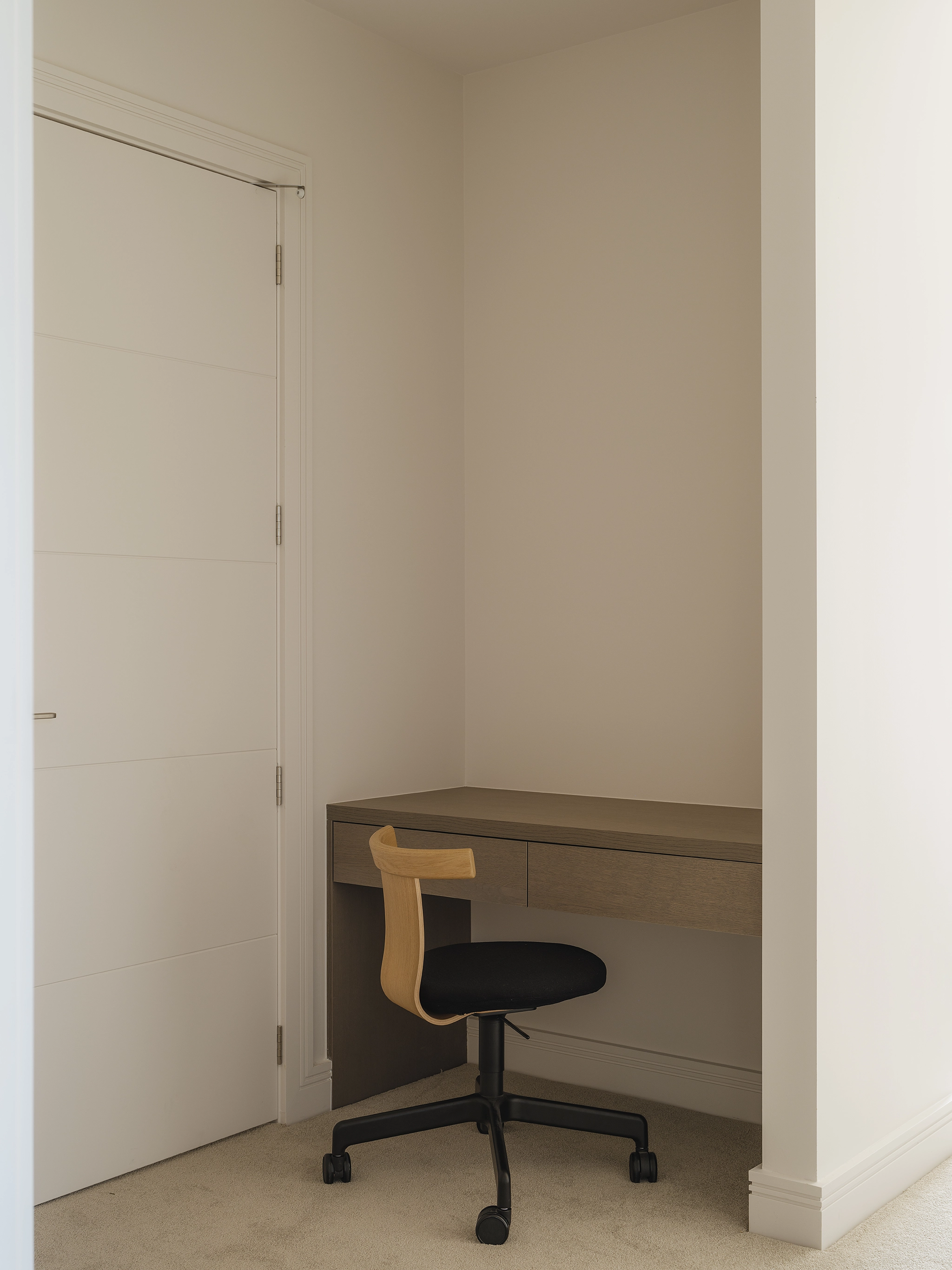 Shinnoki Manhattan Oak timber veneer NZ in a study with considered softness against cool finishes, Auckland