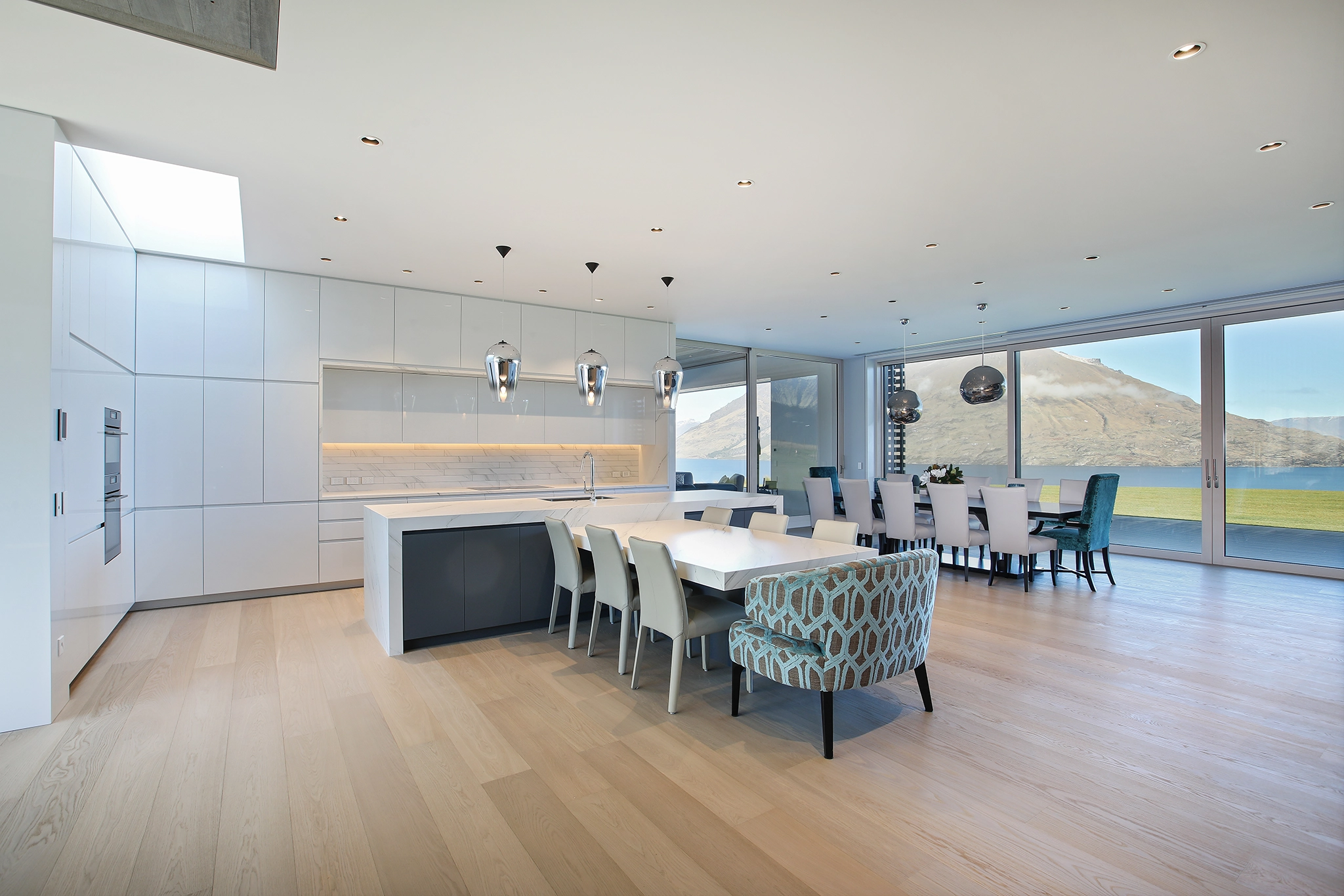 Award-winning Te Toka estate with custom timber interior finishes by Sue Nauman Design and DCD