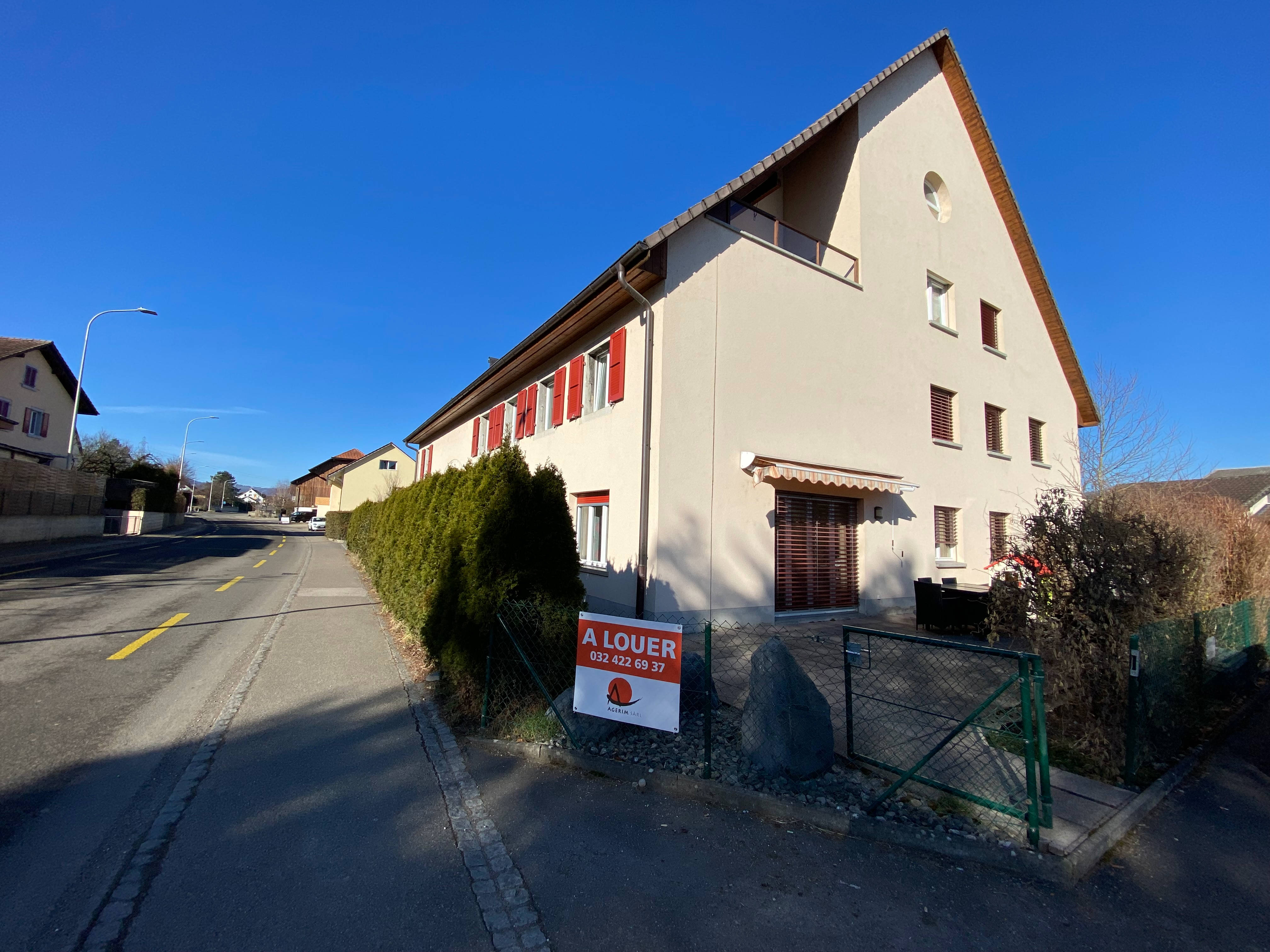 Spacieux logement de 4 1/2 pièces au rez avec terrasse privative