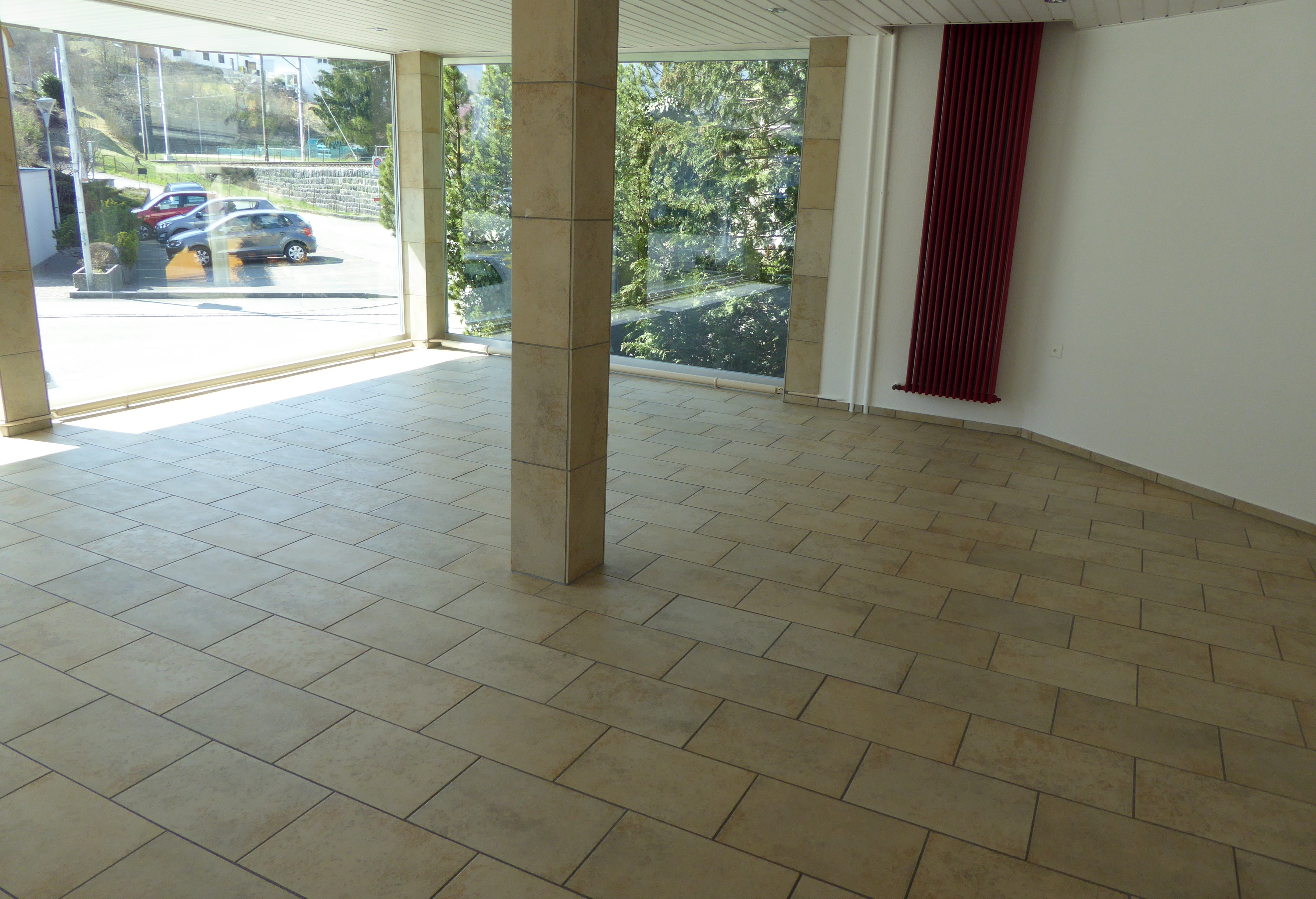 Lumineux et spacieux local commercial au rez-de-chaussée