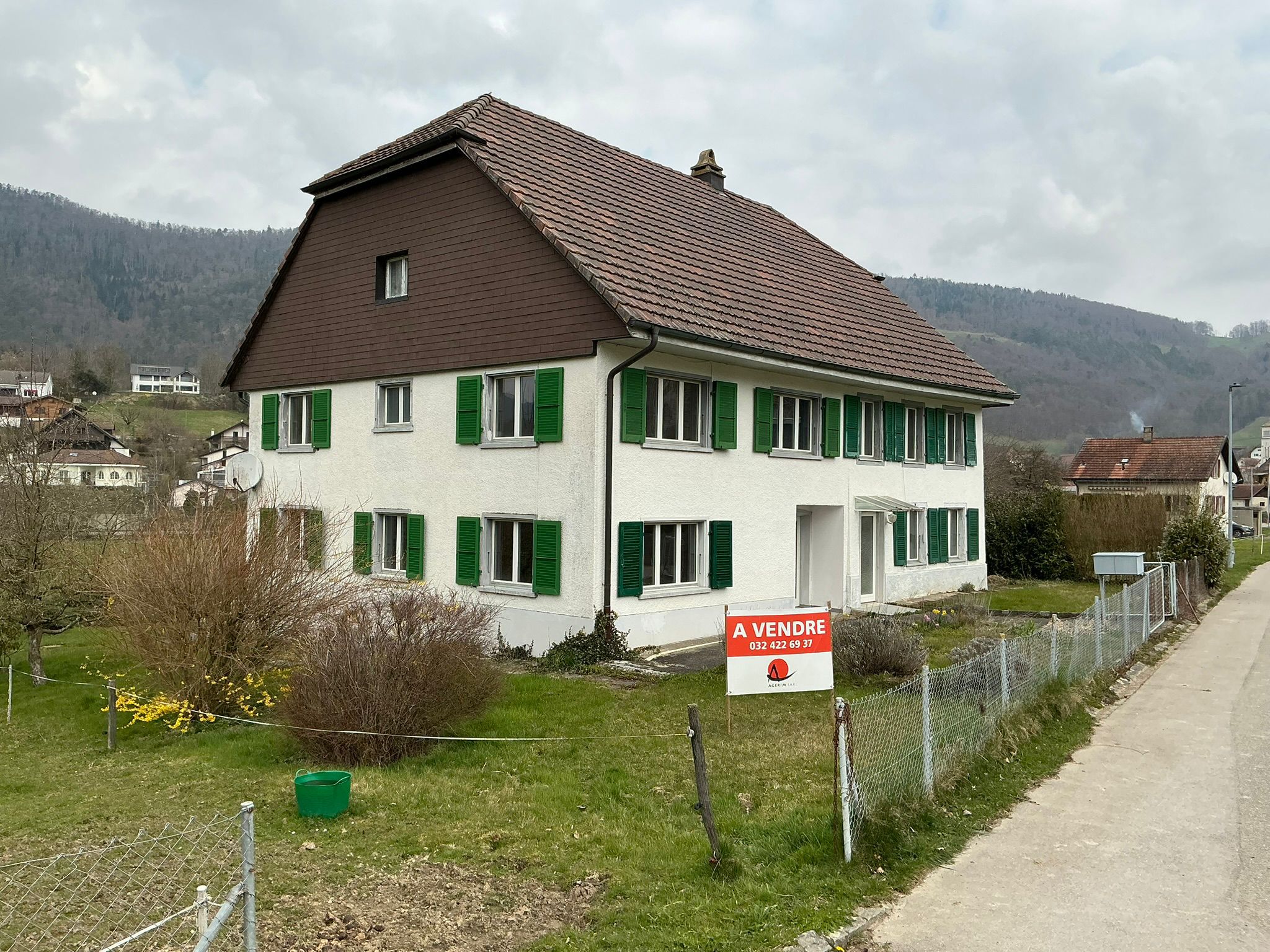 Grand bâtiment comprenant 2 logements de 5,5 pièces
