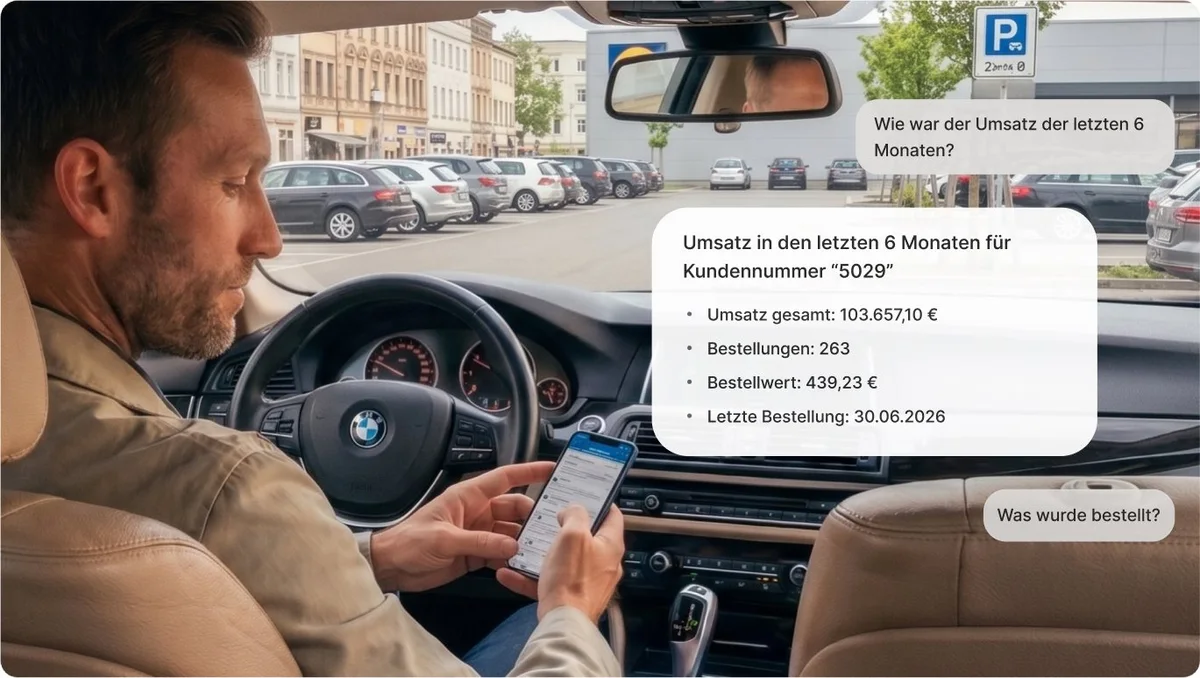 Außendienstler im Auto auf einem Parkplatz, auf dem Smartphone eine Frage zum Umsatz eines Kunden mit Antwort