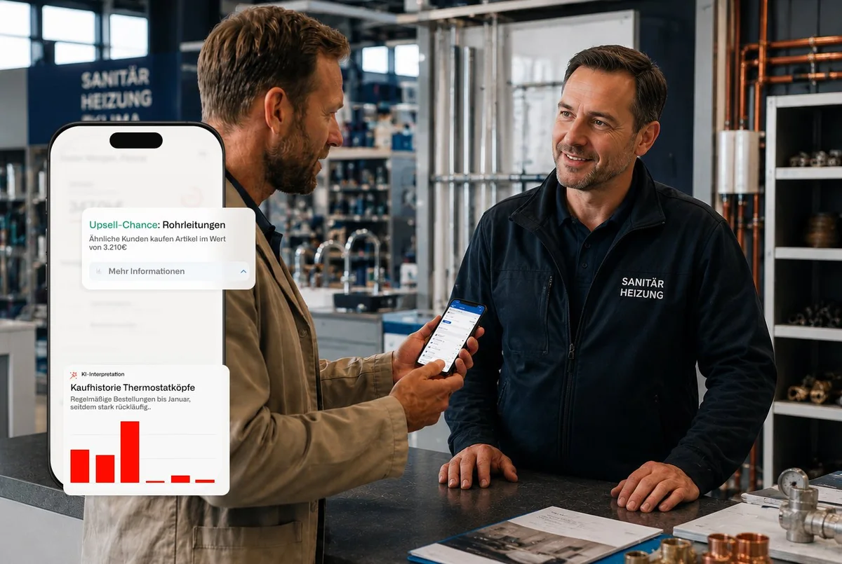 Außendienstler im Gespräch im Verkaufsraum eines SHK-Großhändlers, daneben eine Upsell-Chance und die Kaufhistorie in der App