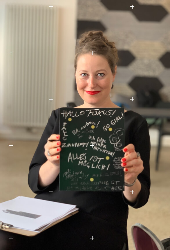 Foto einer Person die beispielhaft für die tollen Materialen im Seminar ein Kratzbild in die Kamera hält