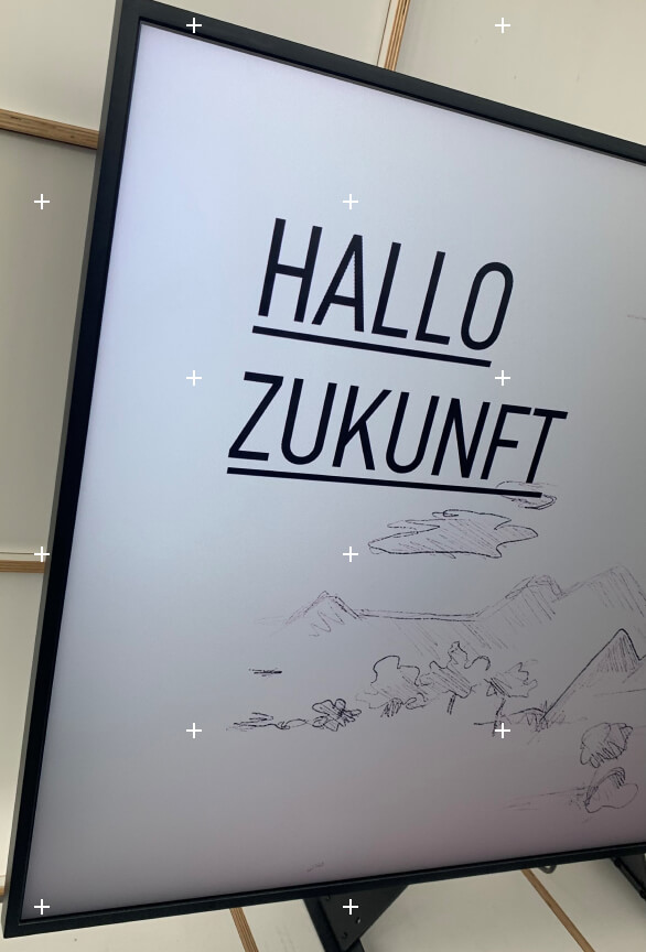 Foto eines Monitors mit einer Folie aus dem Seminar auf der "Hallo Zukunft" steht