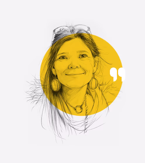 Portrait-Illustration von Brigitte, einer Frau mittleren Alters mit Sonnenbrille im Haar und ausdrucksstarkem Schmuck, als schwarz-weiße Skizze vor einem gelben Kreis mit Anführungszeichen