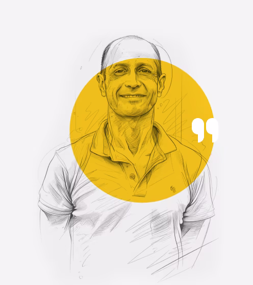 Portrait-Illustration von Antonio, eines sportlichen Mannes mit kurzem Haar im Poloshirt, als schwarz-weiße Skizze vor einem gelben Kreis mit Anführungszeichen