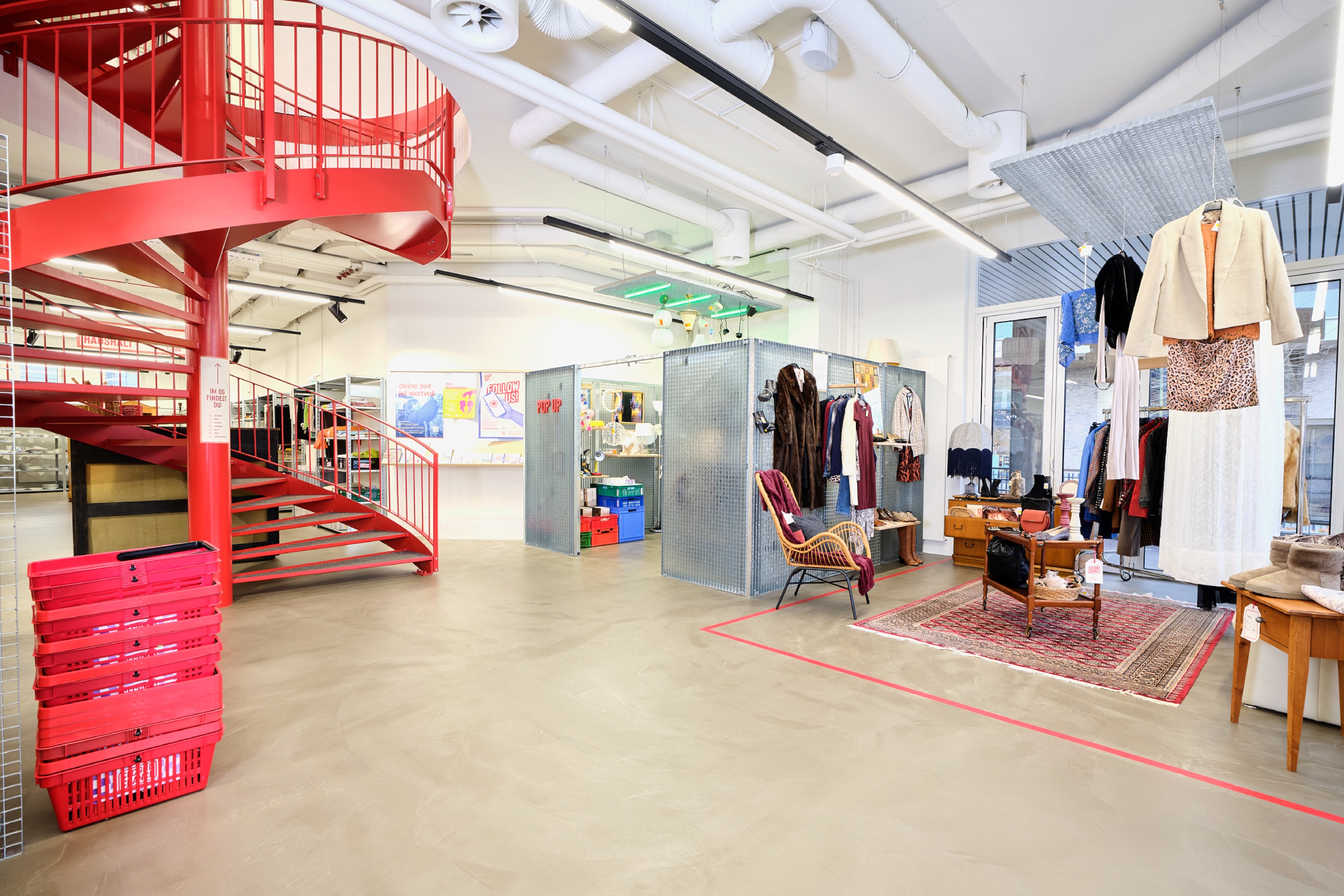 Second Chance neu gedacht: Strategie, Leitsystem, Signaletik und modulares Interior Design für ein modernes Secondhand-Retail-Erlebnis von hurrah.