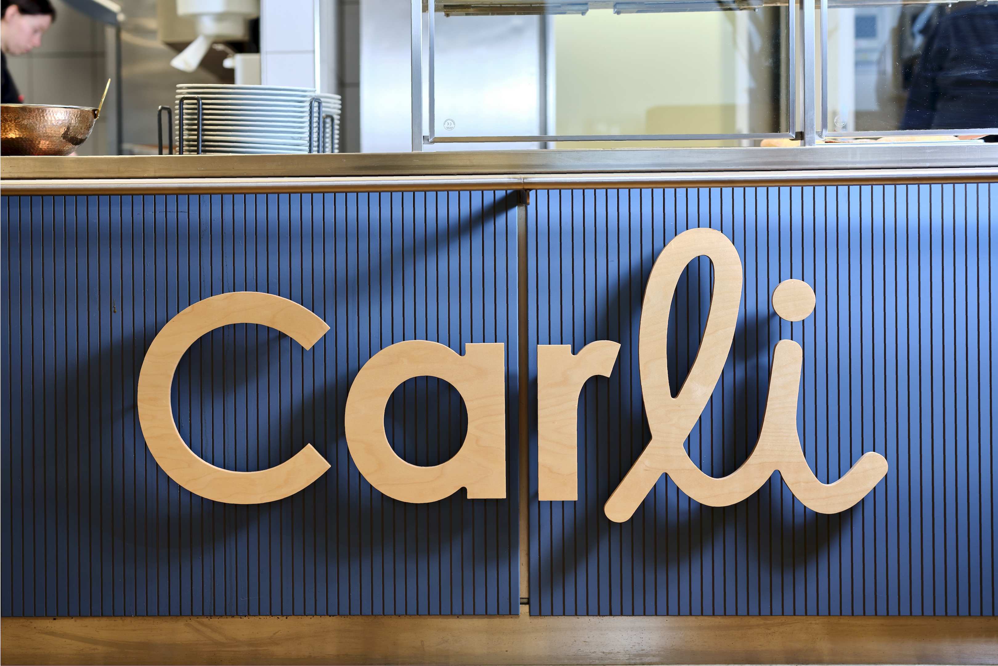 Carli in Littau neu gedacht: Ein Bistro-Feeling mit Branding, Interior Design und Brand Experience, das die Caritas im Alltag spürbar macht.
