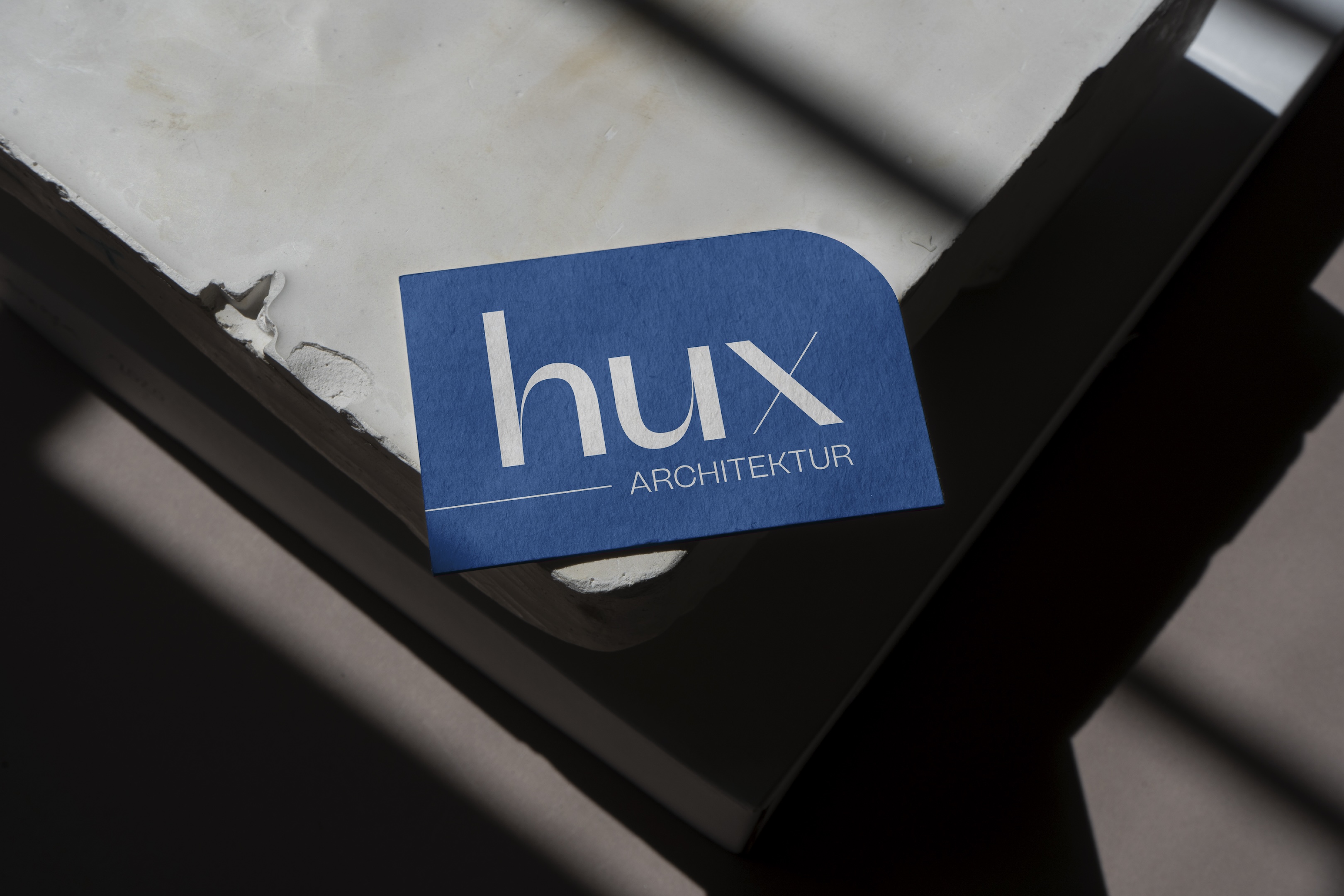 Moderne Website für hux Architektur: Projekte, Angebot, Über uns & Kontakt. Viel Weissraum, Electric Blue, Linienraster und interaktive Scroll-Elemente.