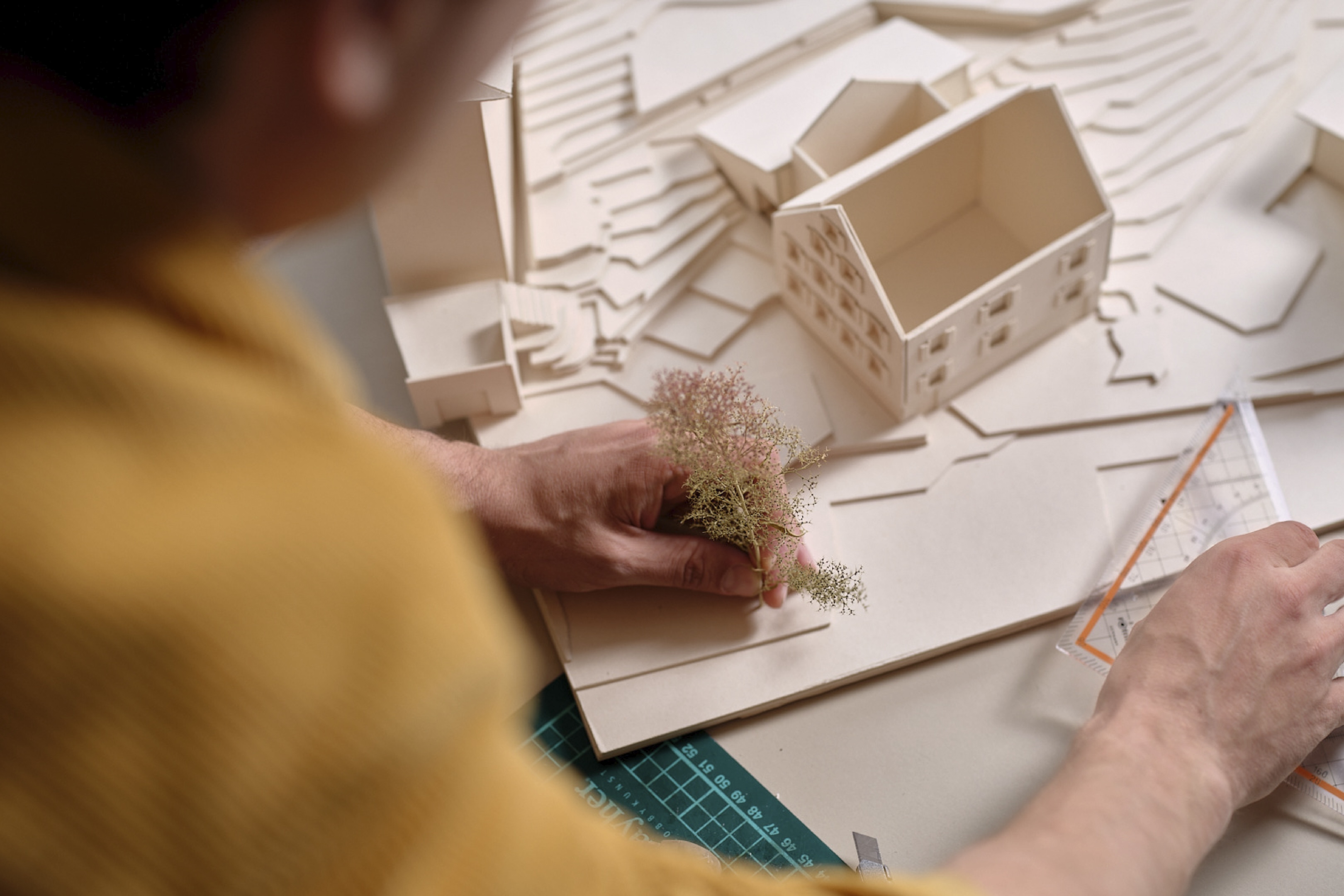 Moderne Website für hux Architektur: Projekte, Angebot, Über uns & Kontakt. Viel Weissraum, Electric Blue, Linienraster und interaktive Scroll-Elemente.