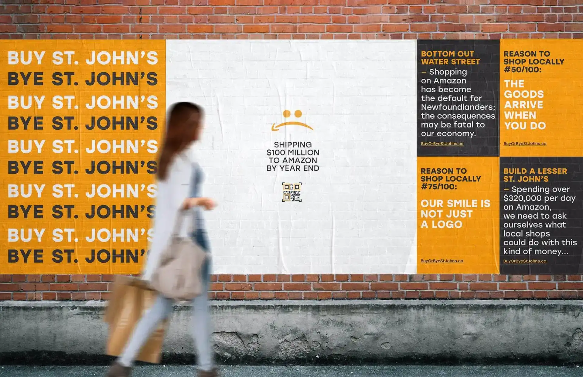 Рекламный баннер "Покупай или Прощай Св. Джонс" на кирпичной стене, женщина с пакетом проходит мимо, текст о поддержке местных магазинов.