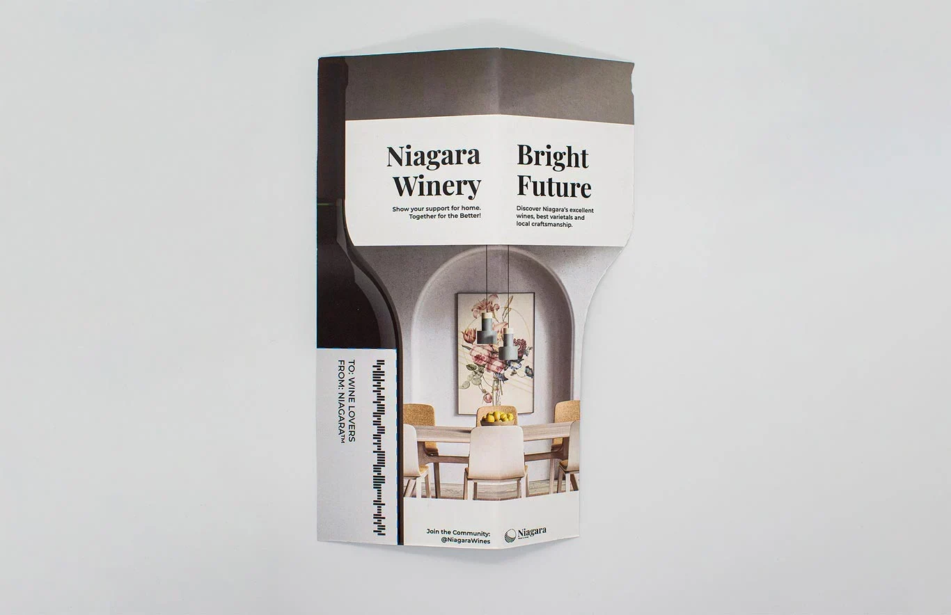 <Брошюра c вырезом в форме винной бутылки с надписью «Niagara Winery – Bright Future».>