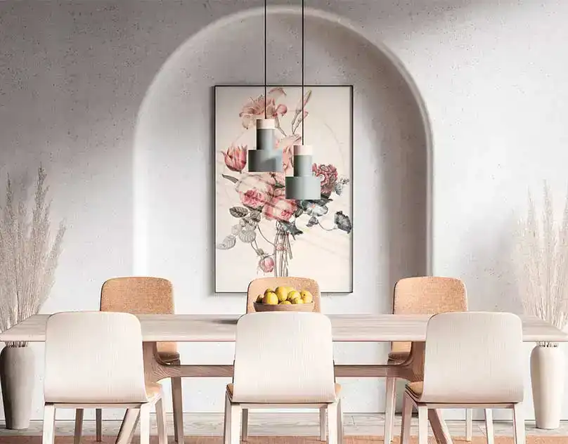 拱形墙内的现代餐厅，墙上悬挂一幅花卉画，餐桌上摆放黄色水果。