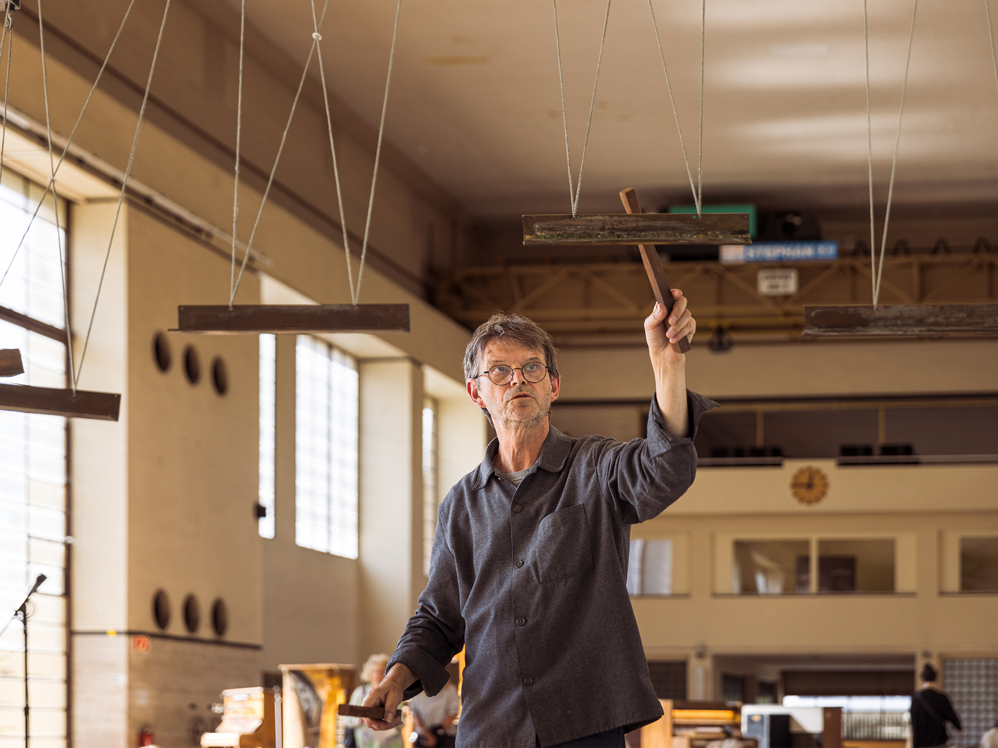 Tom Johnson played by Pierre Berthet