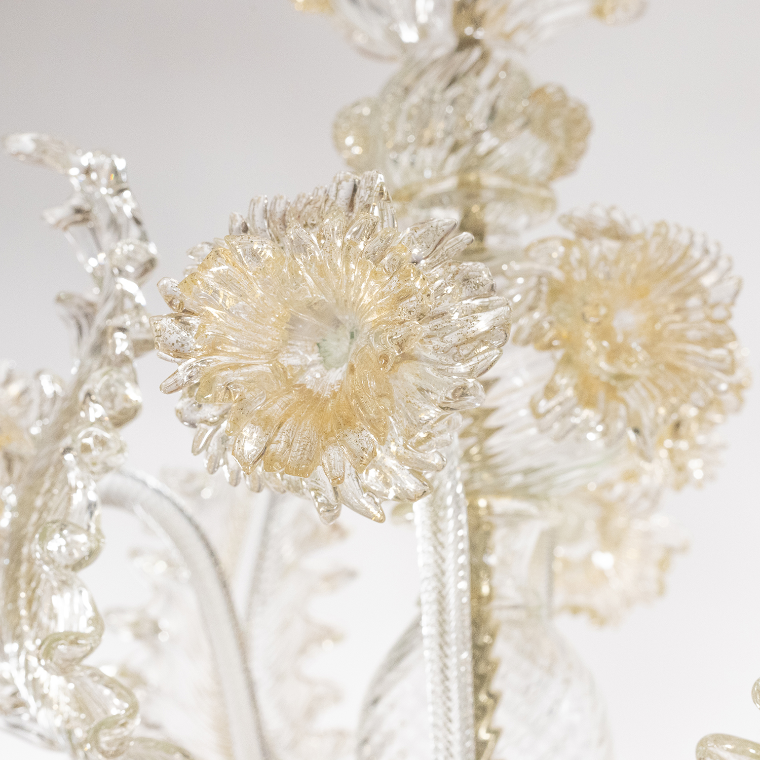 Dettaglio del fiore del lampadario Giuditta in vetro di Murano cristallo e oro