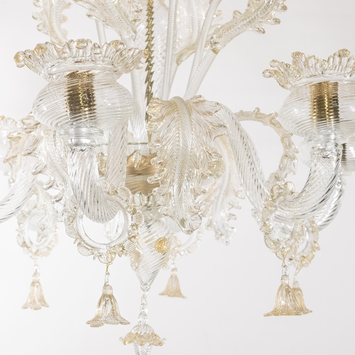 Dettaglio foglia e pendente del lampadario Giuditta in vetro di Murano cristallo e oro