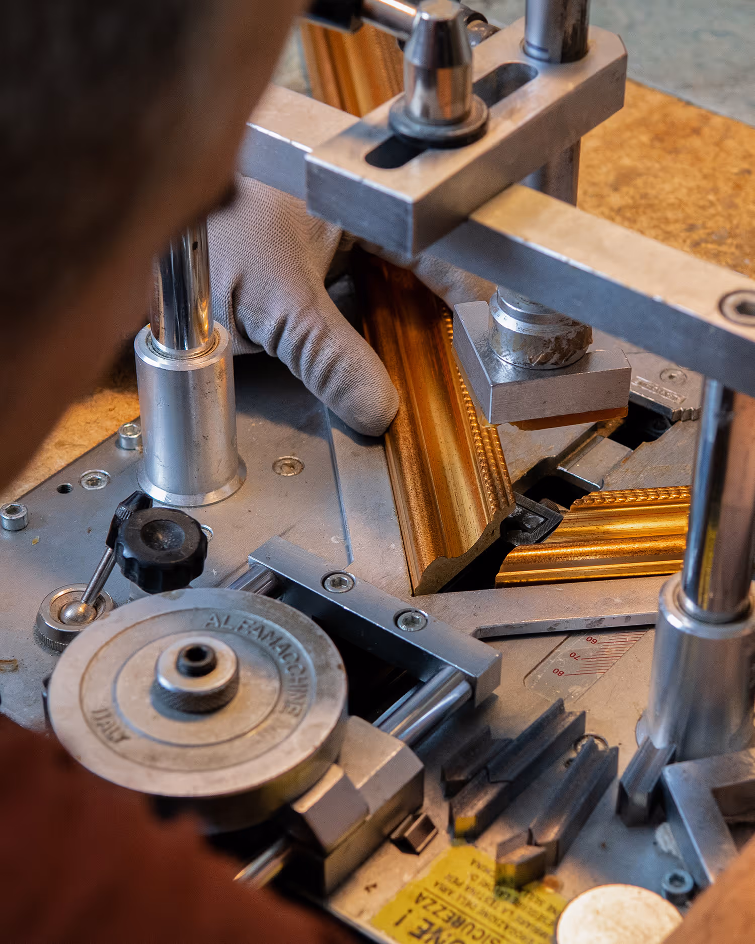 Tillverkning av måttanpassad tavelram i verkstad.