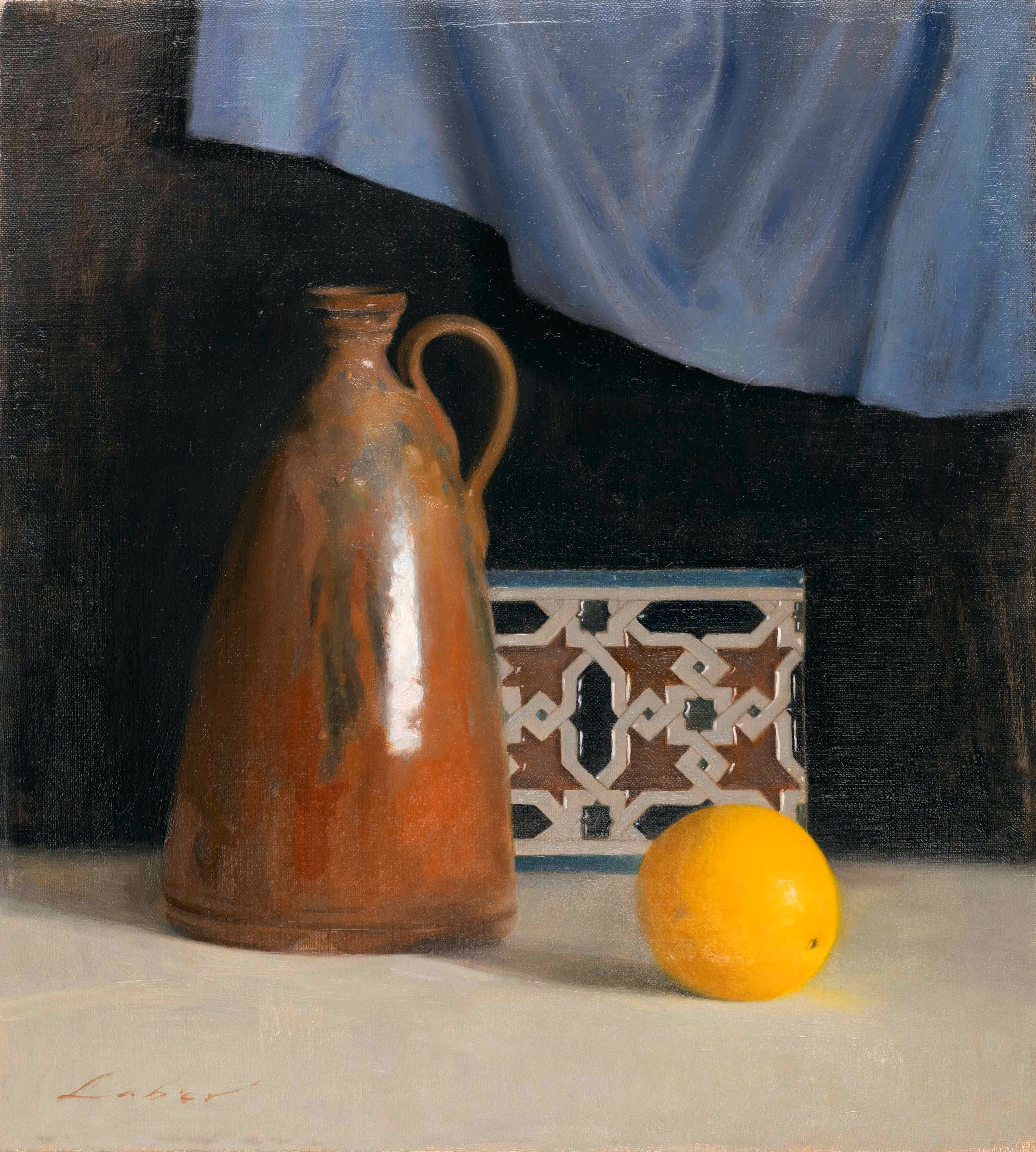 Stilleben med brun keramikkanna, citron, mönstrad platta och blått draperat tyg.