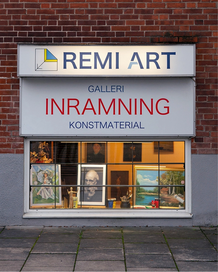 Vy utifrån Remi Arts lokal med skyltfönster som visar upp tavlor i butiken