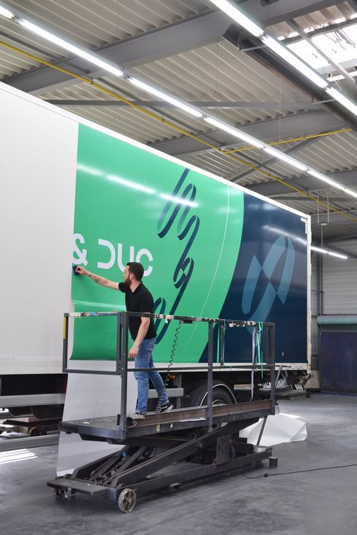 Un poseur d'adhésif qui travaille