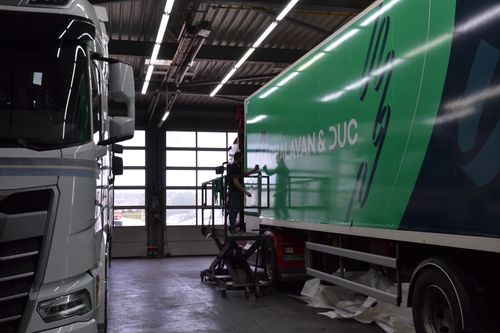 un atelier de marquage véhicule