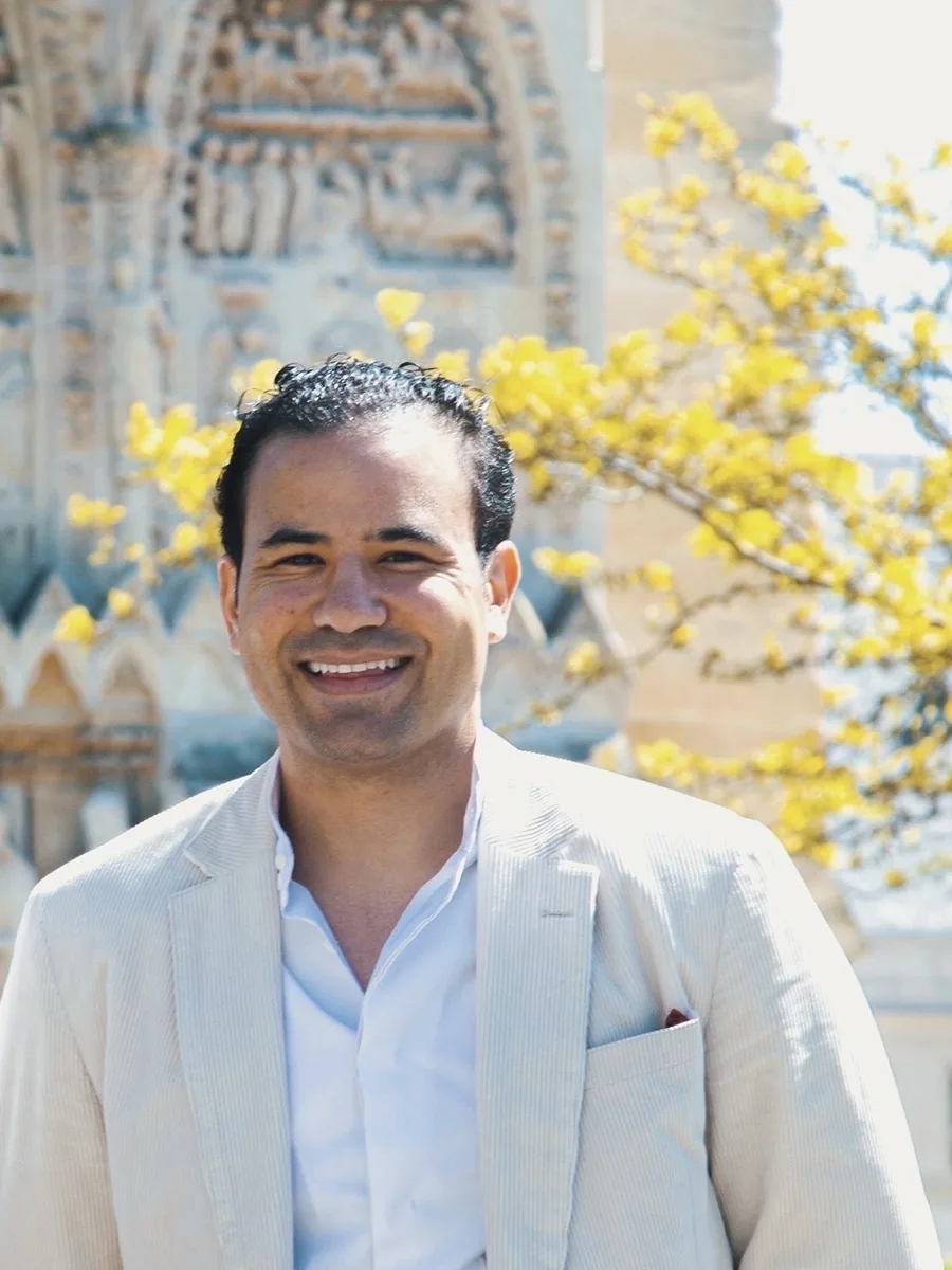 Hicham Abboub, fondateur et directeur général de H.stories, devant la cathédrale de Reims