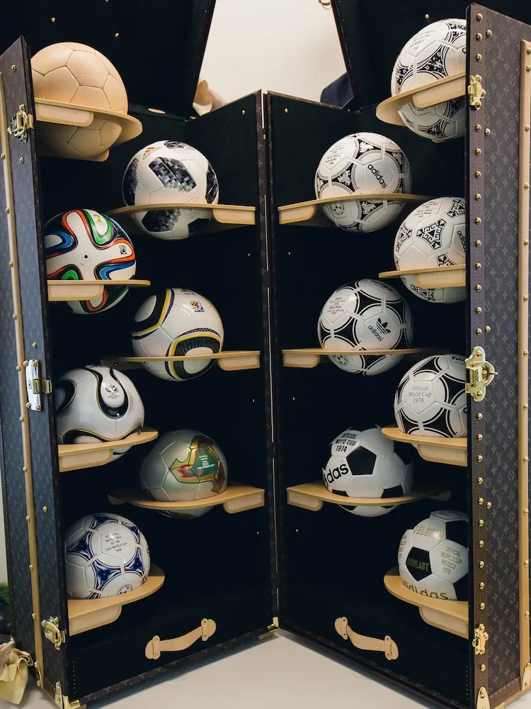 Louis Vuitton × FIFA 2018 : la malle officielle du trophée et ses ballons, dispositif produit par H.stories