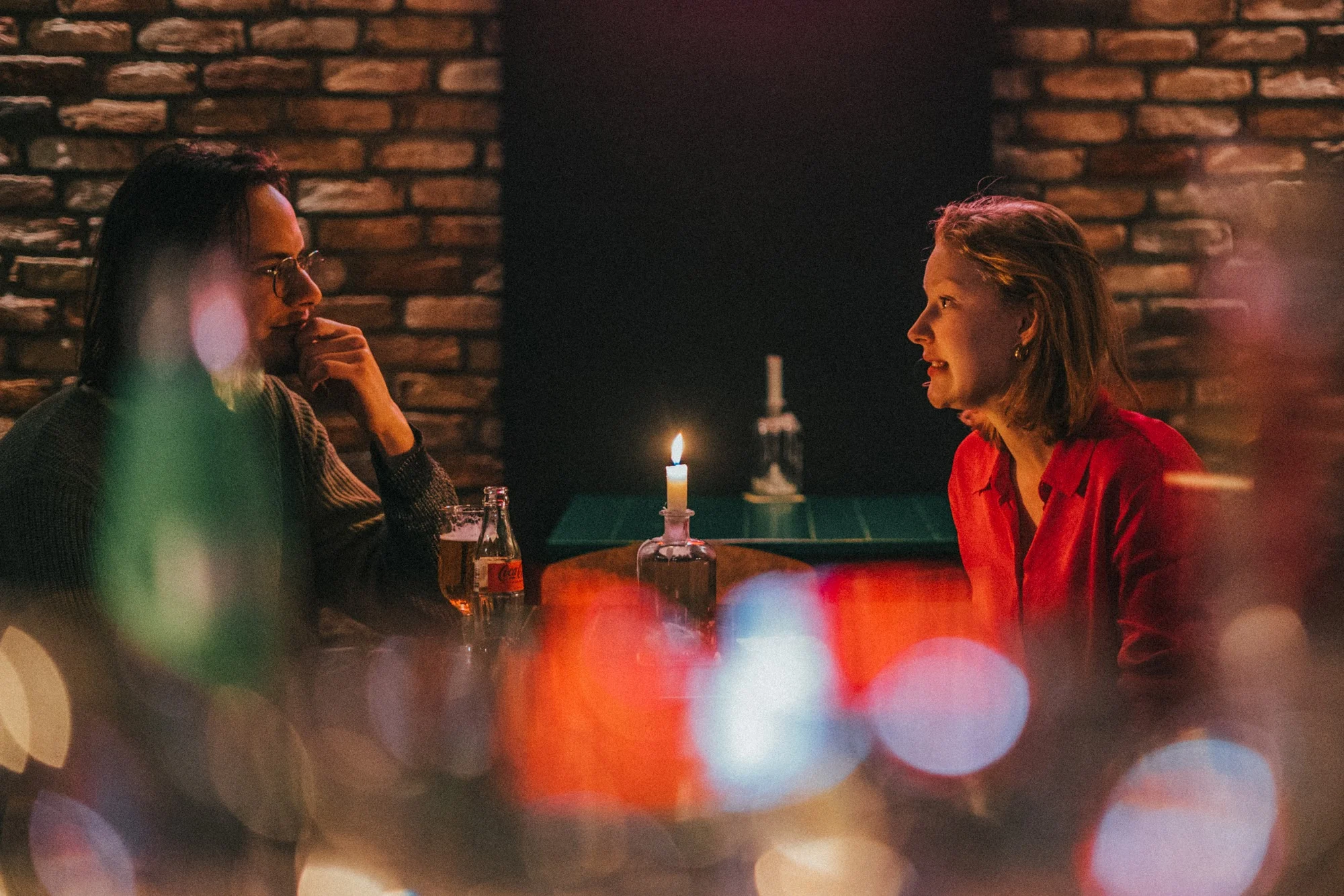 Samen tafelen bij kaarslicht in Vegan Pizza Bar