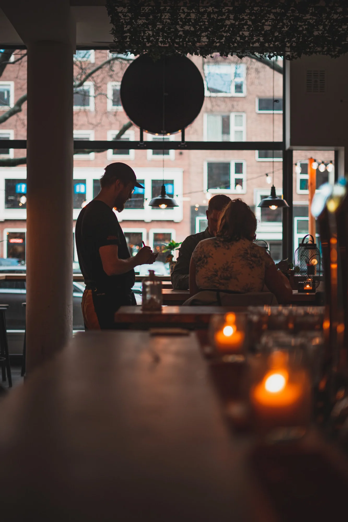 Gezellig tafelen in het sfeervolle restaurant van Vegan Pizza Bar