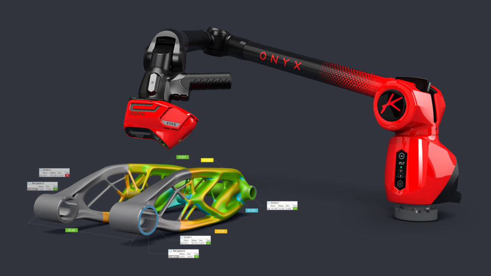 Bras de mesure Kreon Onyx équipé d'un scanner 3D Skyline Eyes scannant une pièce mécanique avec une carte de couleurs montrant les écarts par rapport au modèle CAO