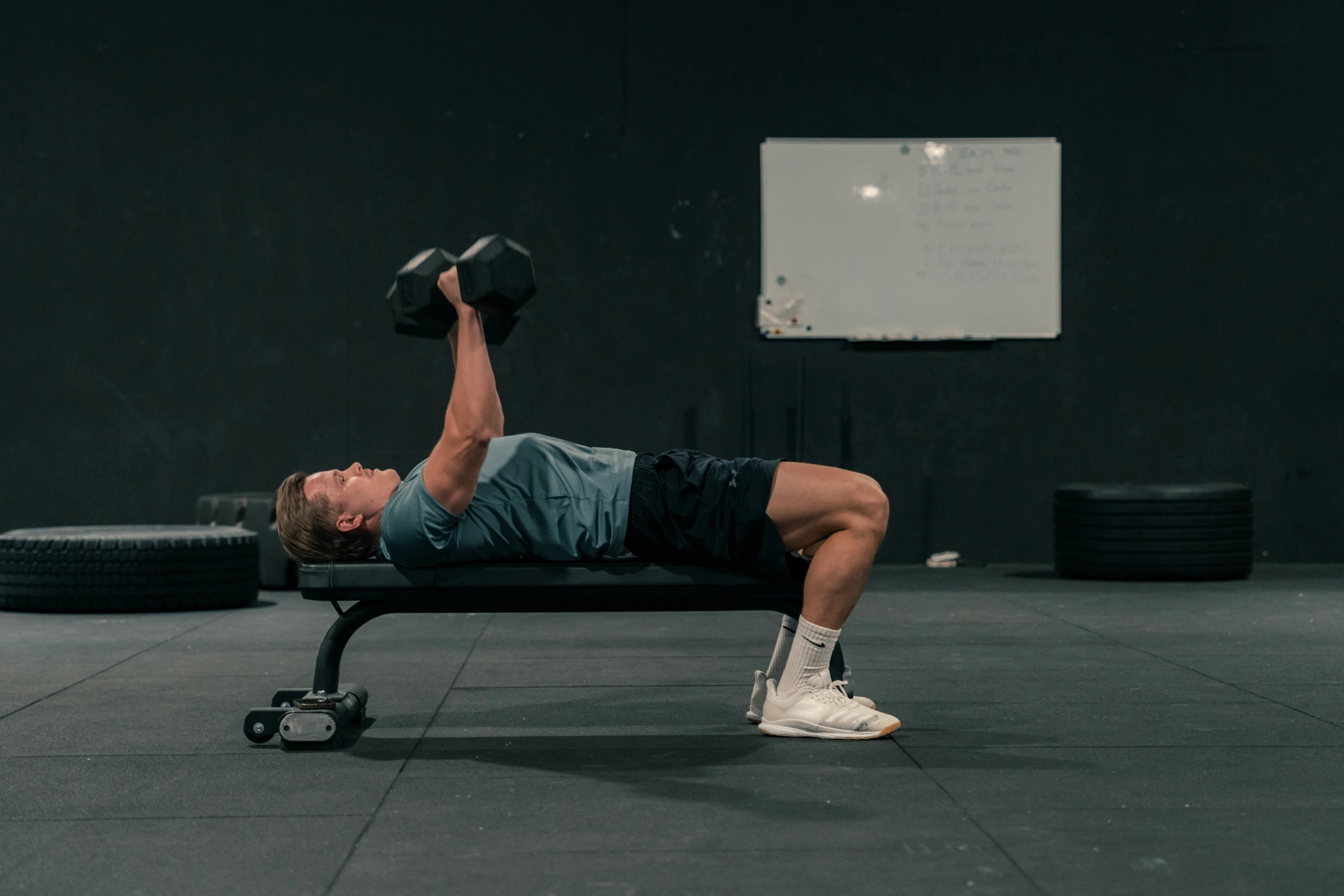 Kuntosaliharjoittelija tekee voimaharjoitteluliikettä osana AITOFITin ohjaamaa treeniä.