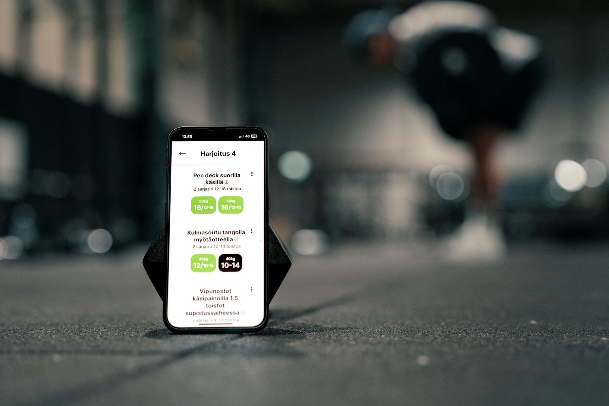 AITOFIT-treenisovellus näyttää liikkeiden sarjat ja painot kuntosalilla.