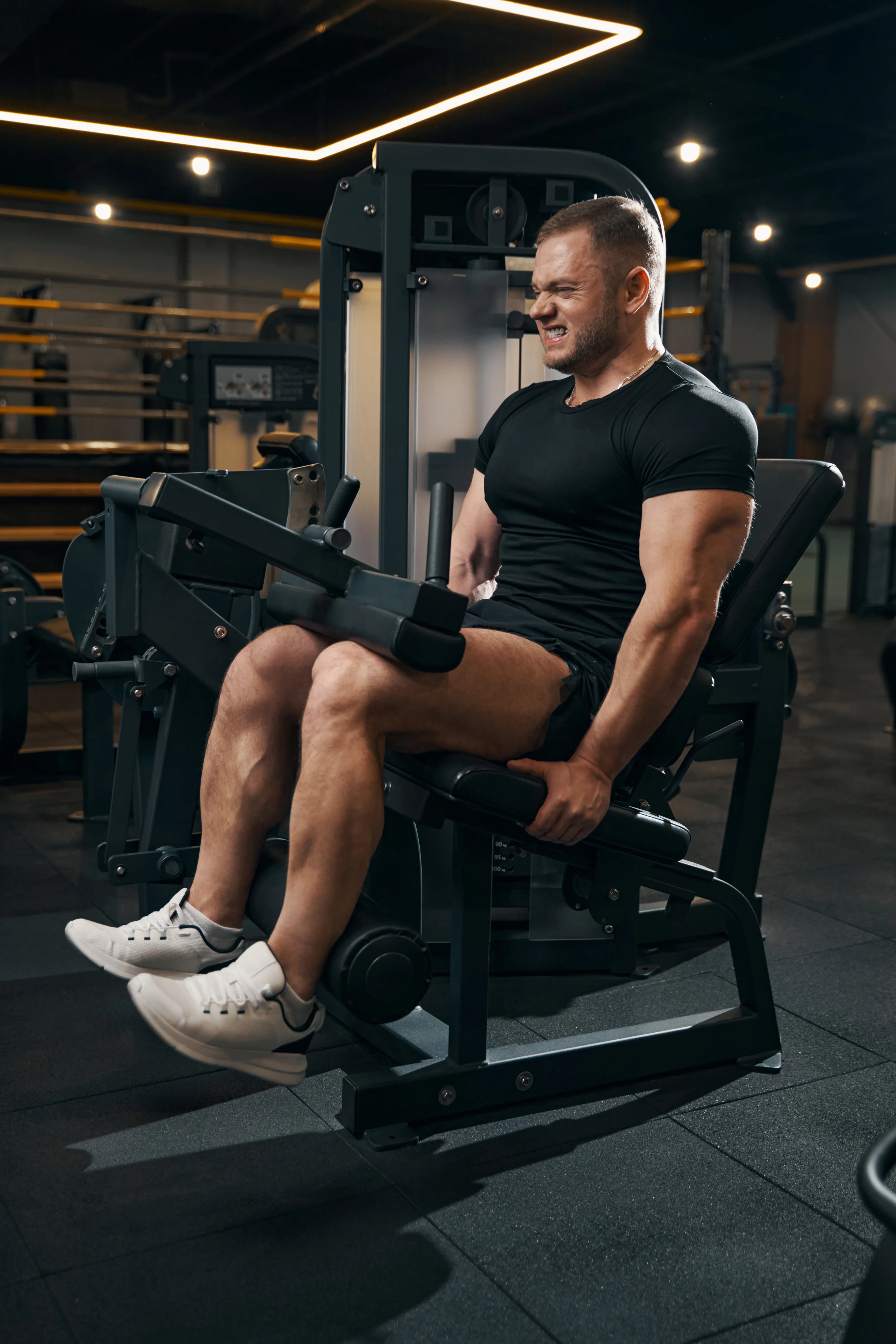 Seated leg curl in a leg workout – hamstrings grow best at long muscle lengths